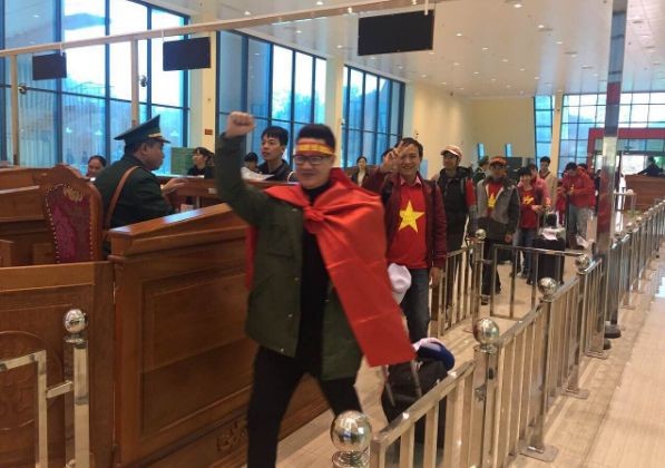 Cổ động viên ngồi xe lăn, truyền máu vẫn cuồng nhiệt cổ vũ U23 Việt Nam - ảnh 92