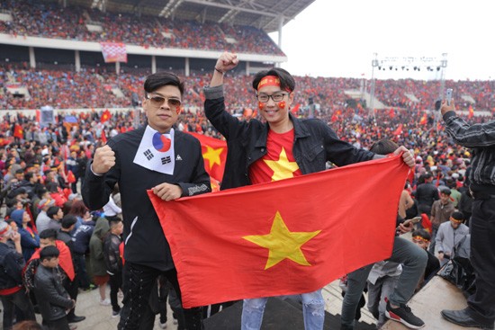 Trung ruồi, Minh tít 'khóc, cười' hết mình với U23 Việt Nam - ảnh 7