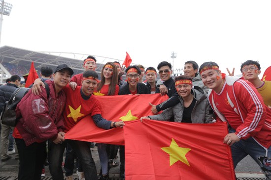 Trung ruồi, Minh tít 'khóc, cười' hết mình với U23 Việt Nam - ảnh 1