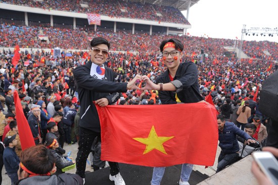 Trung ruồi, Minh tít 'khóc, cười' hết mình với U23 Việt Nam - ảnh 2