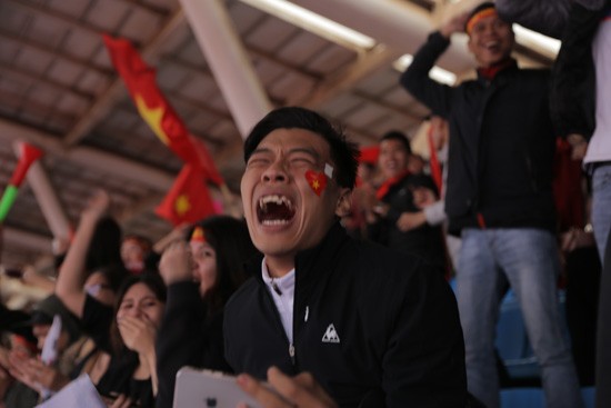 Trung ruồi, Minh tít 'khóc, cười' hết mình với U23 Việt Nam - ảnh 5