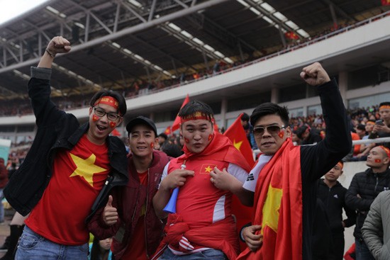 Trung ruồi, Minh tít 'khóc, cười' hết mình với U23 Việt Nam - ảnh 8