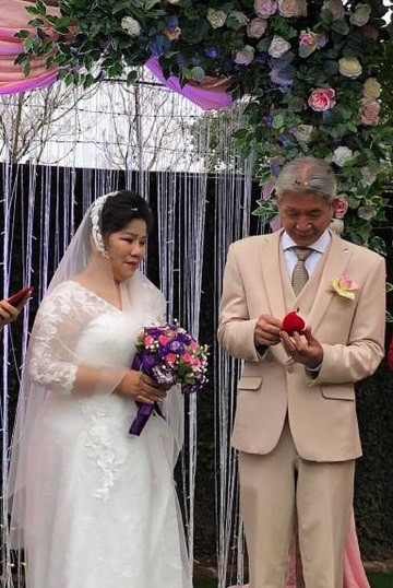 NSND Thanh Hoa rơi nước mắt, lần đầu mặc váy cưới ở tuổi U70 - ảnh 1