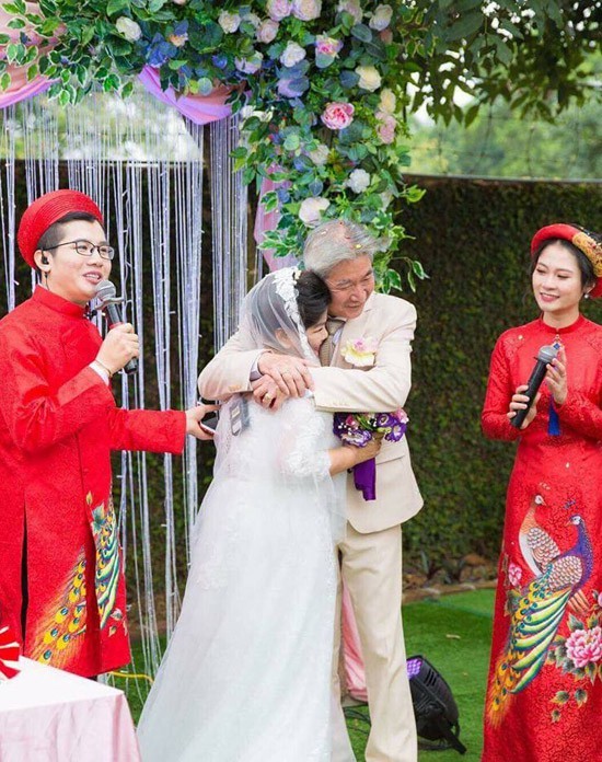Xúc động 35 năm chuyện tình của NSND Thanh Hoa với chồng kém 6 tuổi - ảnh 1