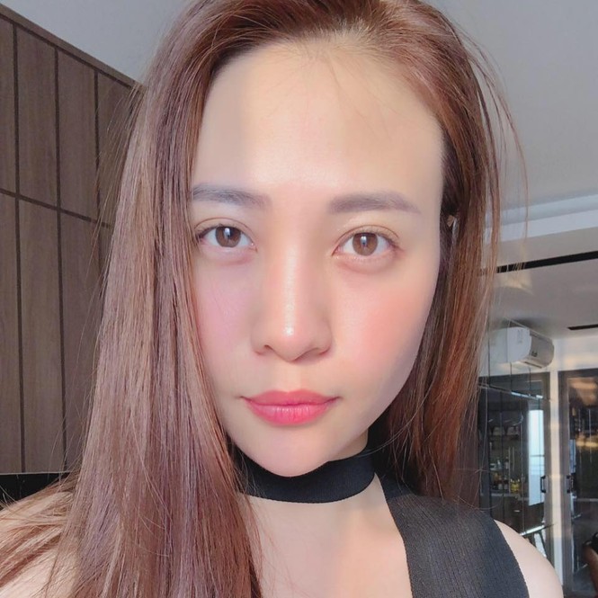 Giữa ồn ào trục trặc với Cường Đô la, Đàm Thu Trang vẫn mặc táo bạo - ảnh 1