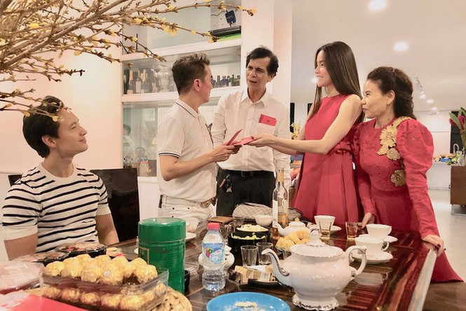 Các hoa hậu, á hậu cùng loạt sao Việt rạng rỡ đón Tết bên chồng - ảnh 3