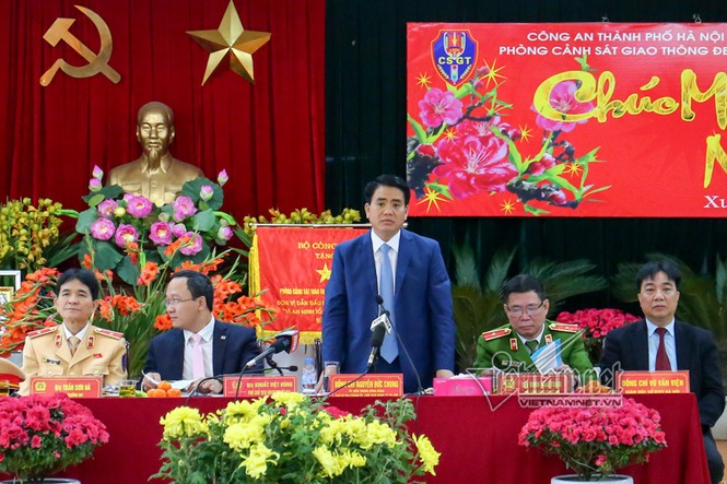 Chủ tịch Hà Nội Nguyễn Đức Chung lì xì nữ cảnh sát giao thông - ảnh 1