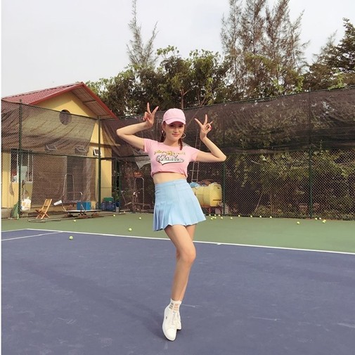 Ngắm vẻ đẹp sexy của Hoa hậu Hương Giang trên sân quần vợt - ảnh 7