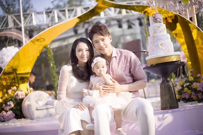 Showbiz 30/3: Vẻ quyến rũ của nữ MC có chân 1m1 dài nhất VTV - ảnh 1