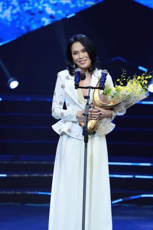 Showbiz 30/3: Vẻ quyến rũ của nữ MC có chân 1m1 dài nhất VTV - ảnh 5