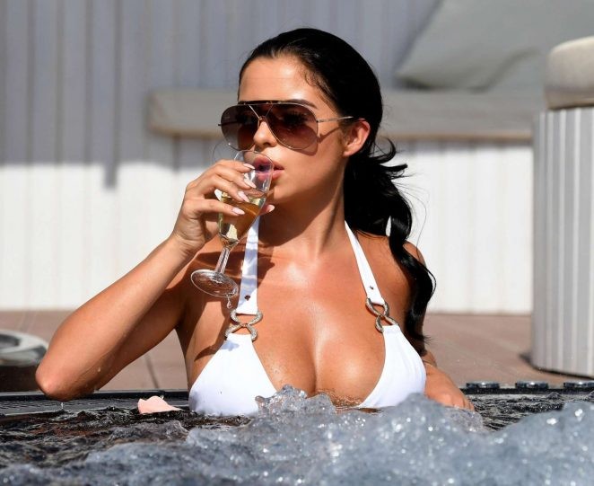 Vẻ sexy 'chết người' của Demi Rose - đối thủ của Kim Kardashian - ảnh 5