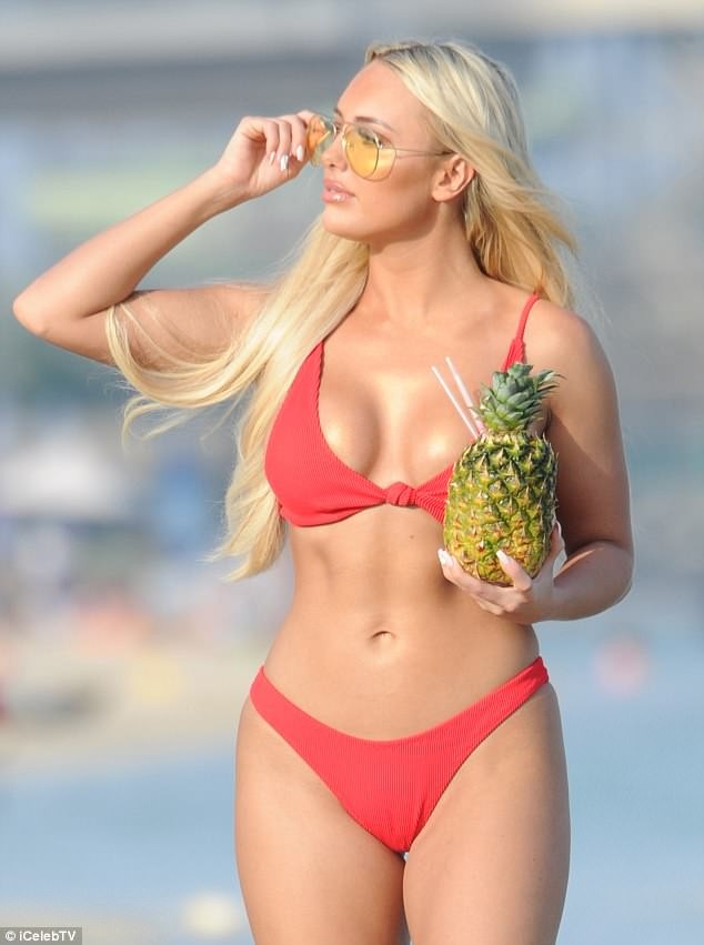 Amber Turner đẹp 'rực lửa' với bikin đỏ trên bãi biển - ảnh 1