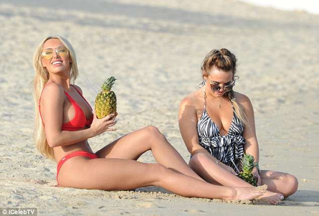 Amber Turner đẹp 'rực lửa' với bikin đỏ trên bãi biển - ảnh 3