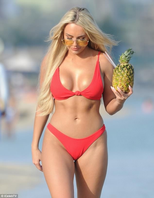 Amber Turner đẹp 'rực lửa' với bikin đỏ trên bãi biển - ảnh 8
