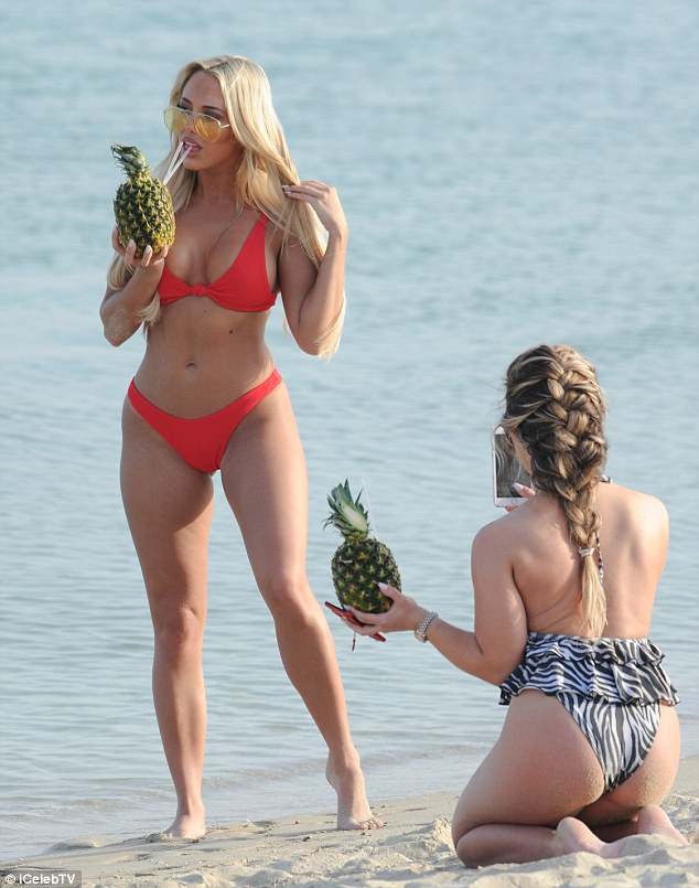 Amber Turner đẹp 'rực lửa' với bikin đỏ trên bãi biển - ảnh 9