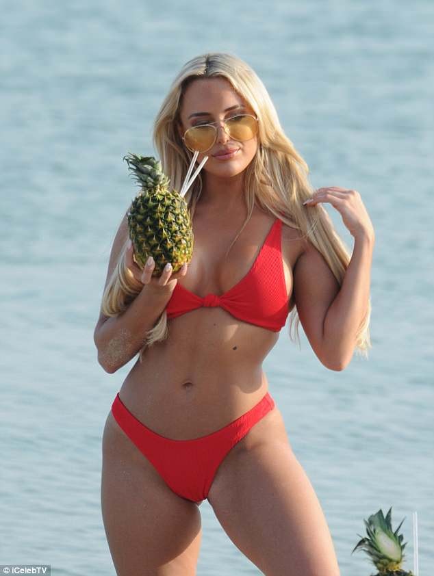 Amber Turner đẹp 'rực lửa' với bikin đỏ trên bãi biển - ảnh 12
