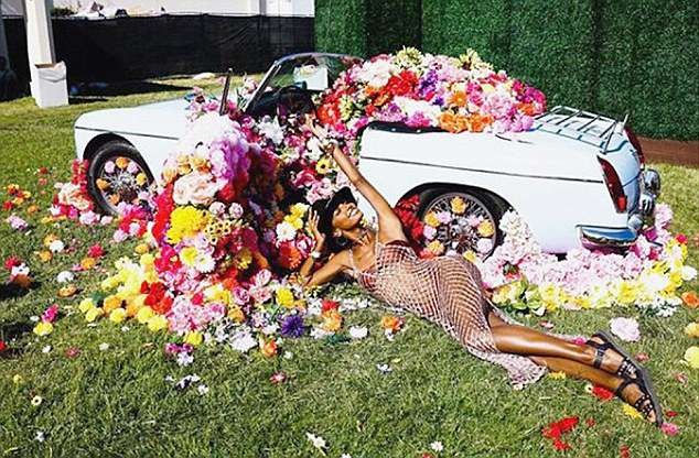 Thiên thần da màu Jasmine Tookes siêu quyến rũ với váy lưới khoe nội y - ảnh 6