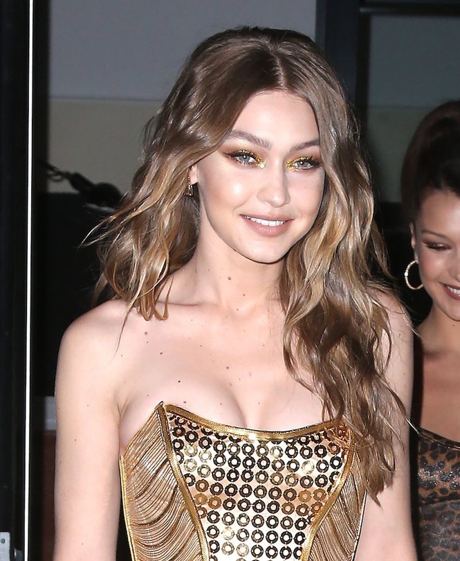 Gigi Hadid khoe vóc dáng tựa nữ thần trong tiệc sinh nhật 23 tuổi - ảnh 4