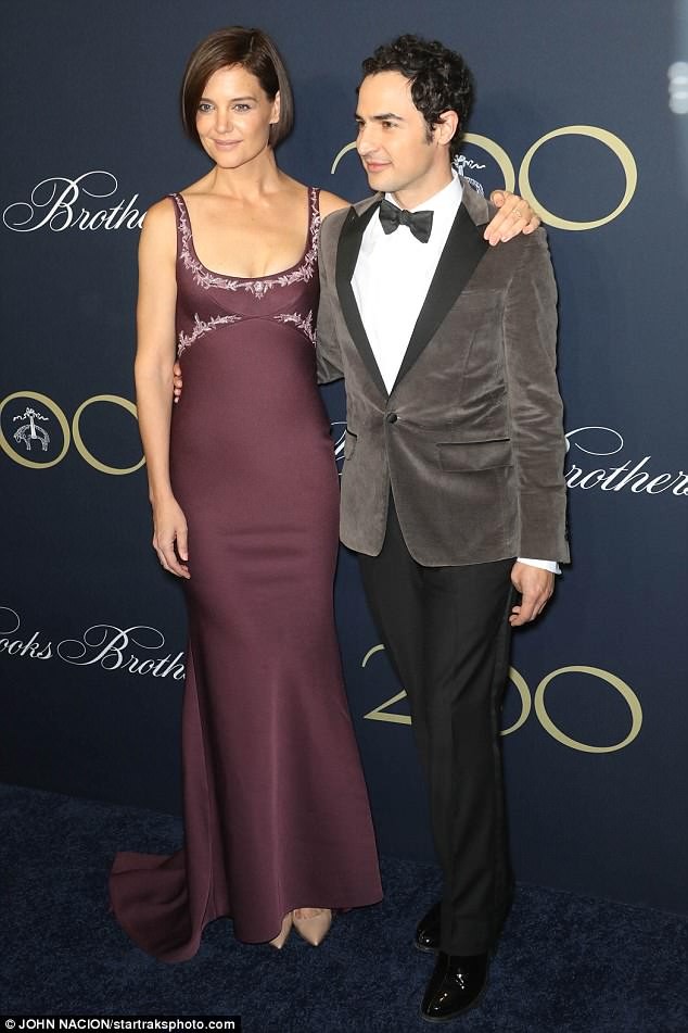 Katie Holmes diện đầm trễ nải khoe vòng 1 quyến rũ - ảnh 2