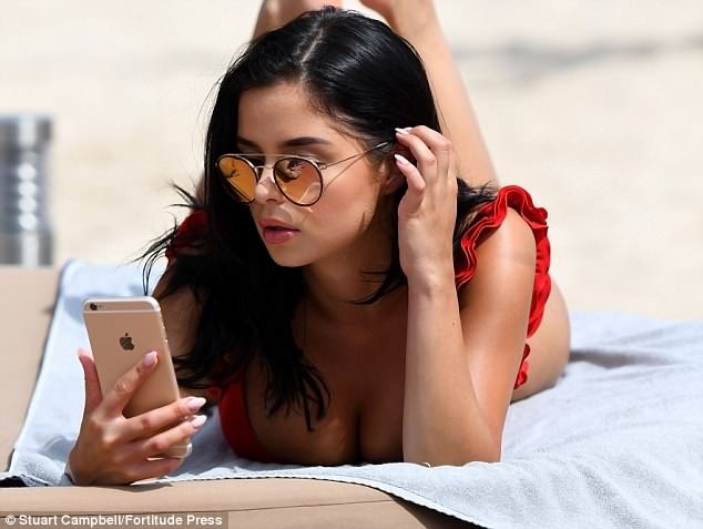 Ngất ngây ngắm thân hình đồng hồ cát của mẫu nội y Demi Rose - ảnh 4