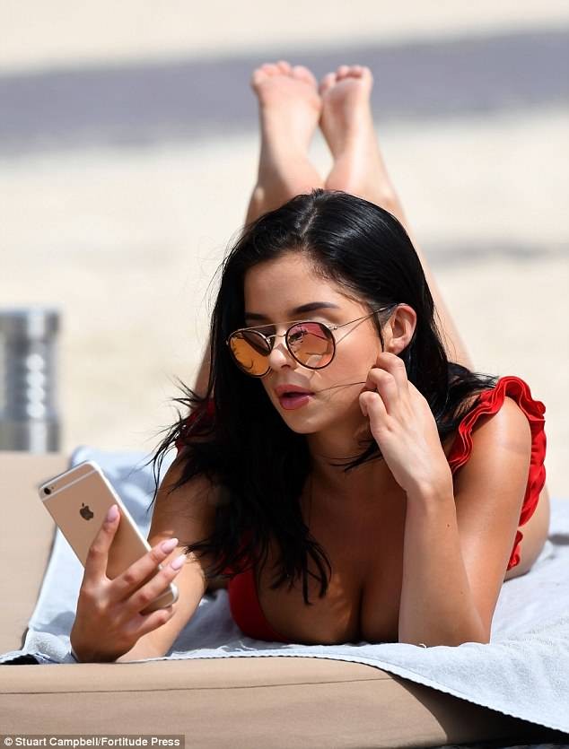 Ngất ngây ngắm thân hình đồng hồ cát của mẫu nội y Demi Rose - ảnh 7
