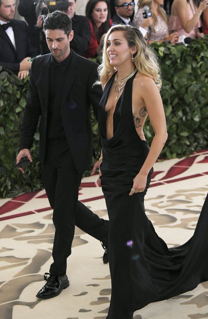 Miley Cyrus mặc hở hang quá đà tại thảm đỏ thời trang danh giá Met - ảnh 13