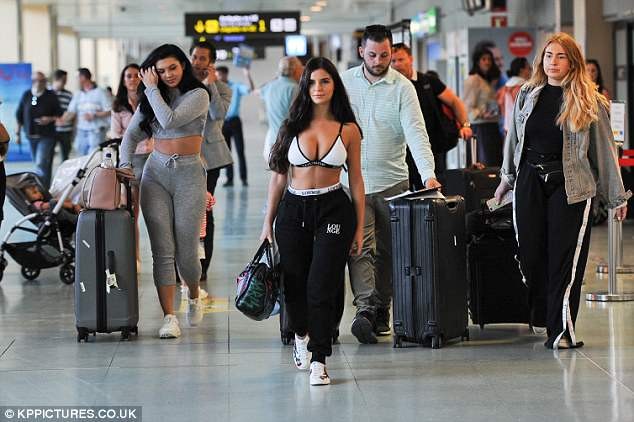 Demi Rose diện nội y tại sân bay khoe vòng 1 'nghẹt thở' - ảnh 5