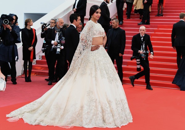 Kiều nữ Ấn Độ lộng lẫy nổi bật, hút 'rừng' ống kính tại Cannes - ảnh 1
