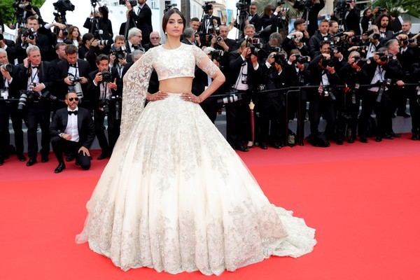 Kiều nữ Ấn Độ lộng lẫy nổi bật, hút 'rừng' ống kính tại Cannes - ảnh 2
