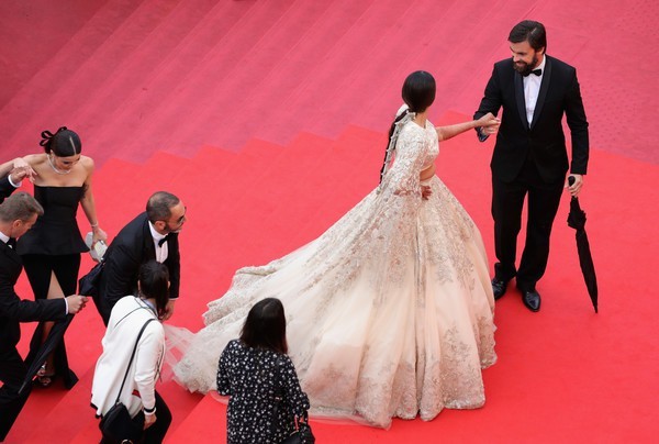 Kiều nữ Ấn Độ lộng lẫy nổi bật, hút 'rừng' ống kính tại Cannes - ảnh 4