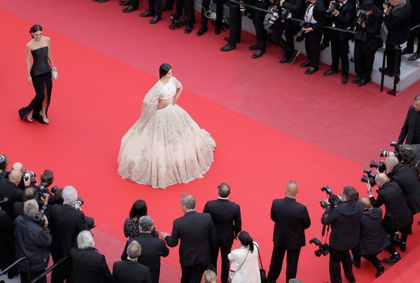 Kiều nữ Ấn Độ lộng lẫy nổi bật, hút 'rừng' ống kính tại Cannes - ảnh 6