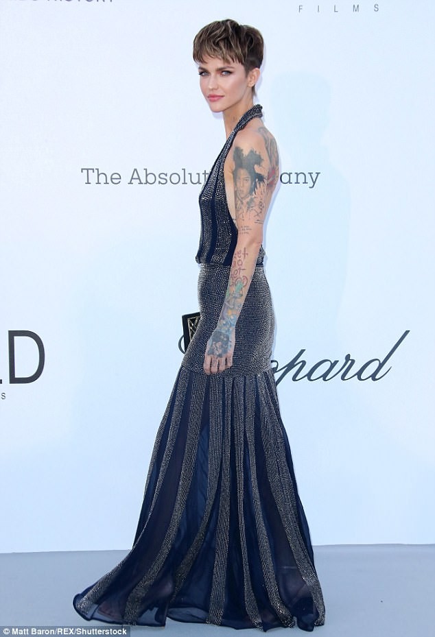 Sao Hollywood mặc váy khoét xẻ bạo, khoe hình xăm khắp người ở Cannes - ảnh 3
