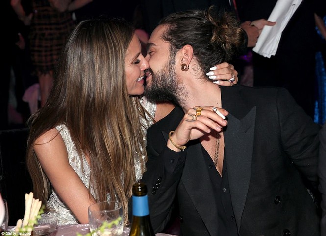Heidi Klum đầm xẻ quyến rũ, không ngừng ôm hôn 'phi công trẻ' - ảnh 1
