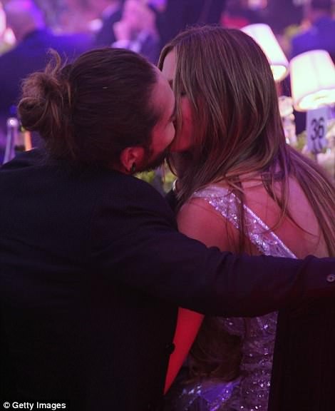 Heidi Klum đầm xẻ quyến rũ, không ngừng ôm hôn 'phi công trẻ' - ảnh 2