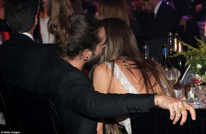 Heidi Klum đầm xẻ quyến rũ, không ngừng ôm hôn 'phi công trẻ' - ảnh 3