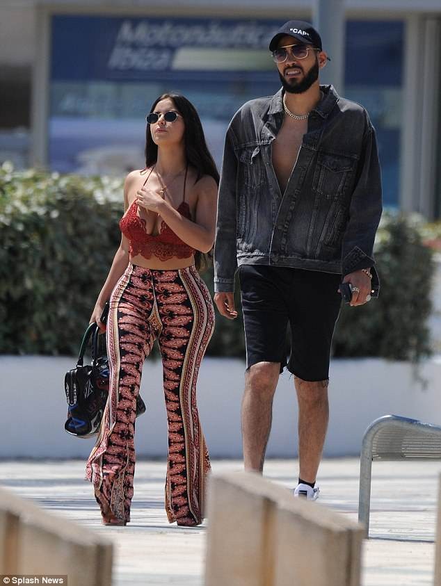 Demi Rose diện nội y khoe vòng 1 bốc lửa, sánh bước bên bạn trai - ảnh 4