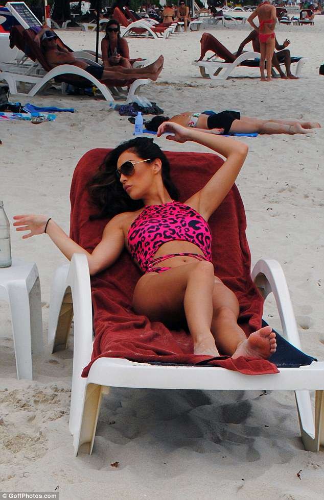 Chloe Goodman khoe dáng sexy khiến cánh mày râu 'chao đảo' - ảnh 3