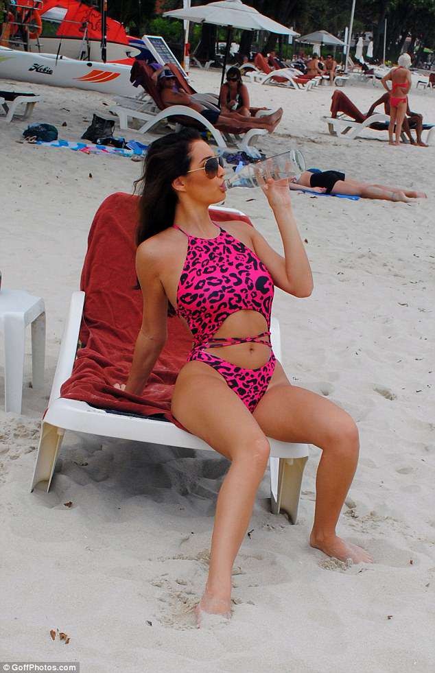 Chloe Goodman khoe dáng sexy khiến cánh mày râu 'chao đảo' - ảnh 5