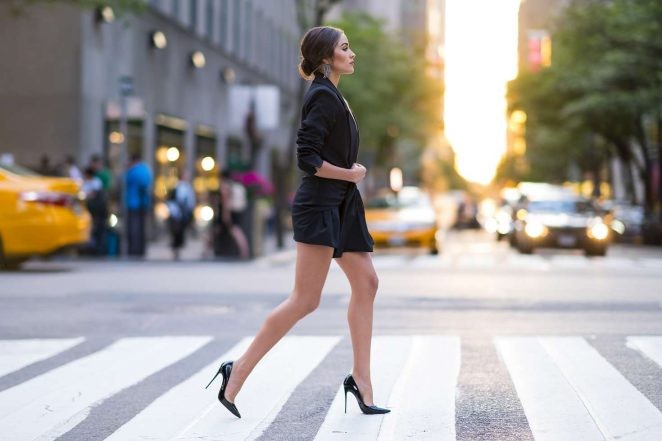Olivia Culpo phải liên tục giữ áo vì hớ hênh không nội y dạo phố - ảnh 4