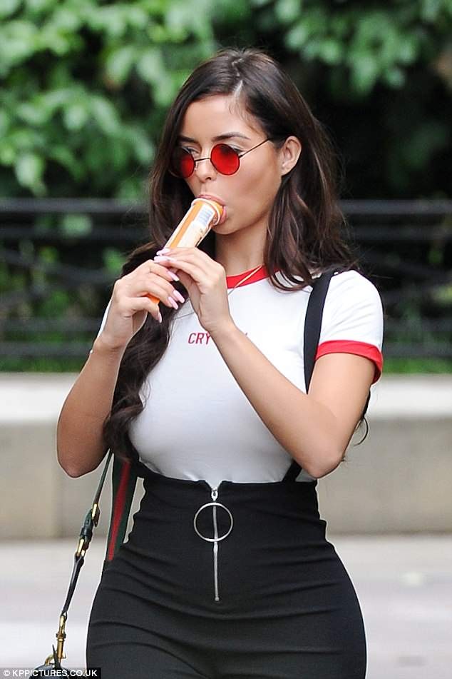 Không nội y, Demi Rose nổi bật với vòng 1 'nghẹt thở' - ảnh 1