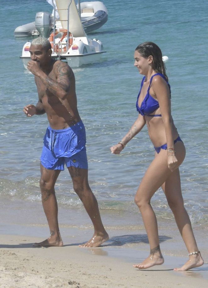 Mỹ nhân nóng bỏng hàng đầu nước Ý 'giải nhiệt' nắng hè với bikini - ảnh 2