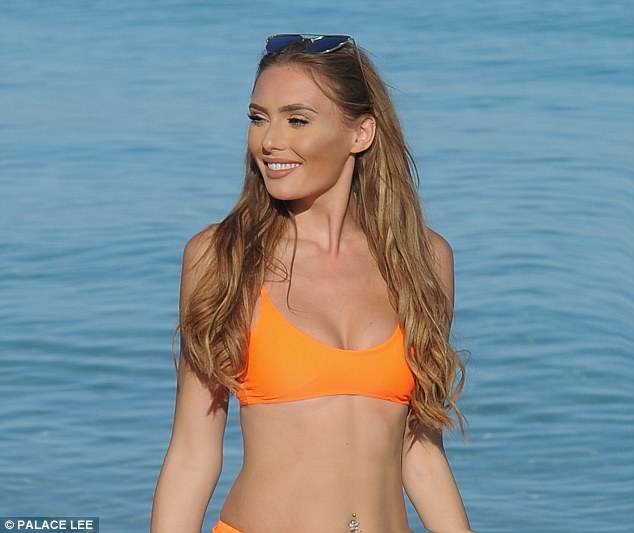 Georgie Clarke lại 'đốt mắt' fan với bikini 'nóng từng cm' - ảnh 5