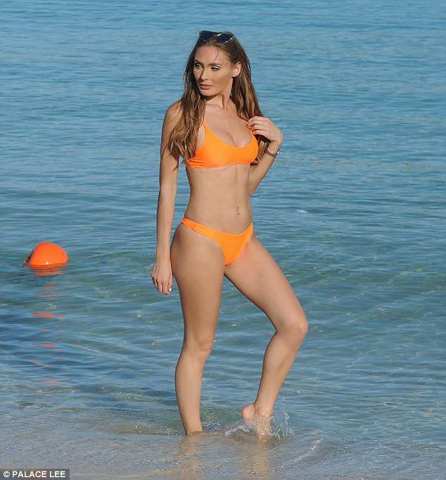 Georgie Clarke lại 'đốt mắt' fan với bikini 'nóng từng cm' - ảnh 6
