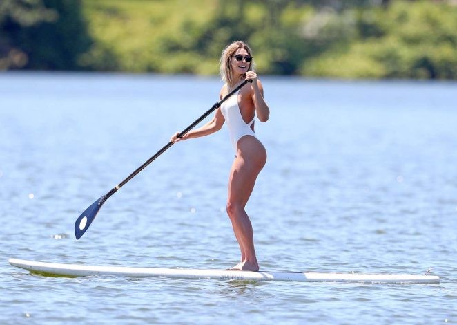 Loạt mỹ nhân Hollywood thả dáng với bikini, 'giải nhiệt' ngày hè - ảnh 7