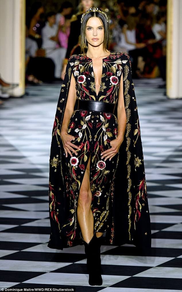 Các thiên thần nội y váy ren xuyên thấu, quyến rũ trên sàn catwalk - ảnh 5