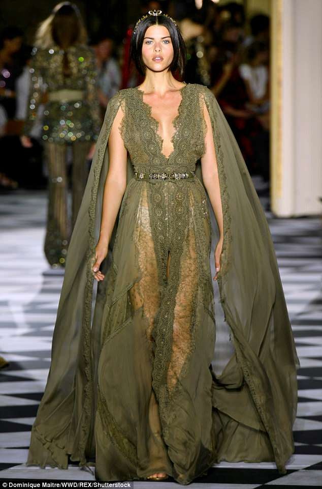 Các thiên thần nội y váy ren xuyên thấu, quyến rũ trên sàn catwalk - ảnh 1