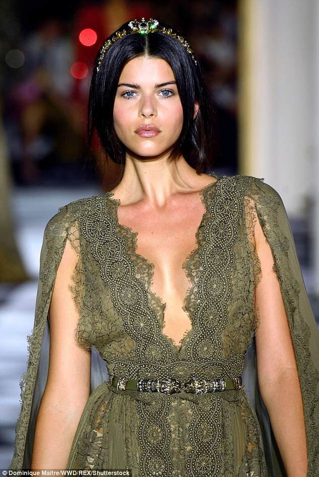 Các thiên thần nội y váy ren xuyên thấu, quyến rũ trên sàn catwalk - ảnh 2
