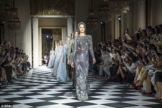 Các thiên thần nội y váy ren xuyên thấu, quyến rũ trên sàn catwalk - ảnh 8