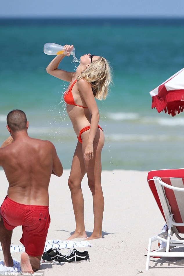 Hailey Clauson thiêu đốt ánh nhìn với bikini 'rực lửa' - ảnh 3
