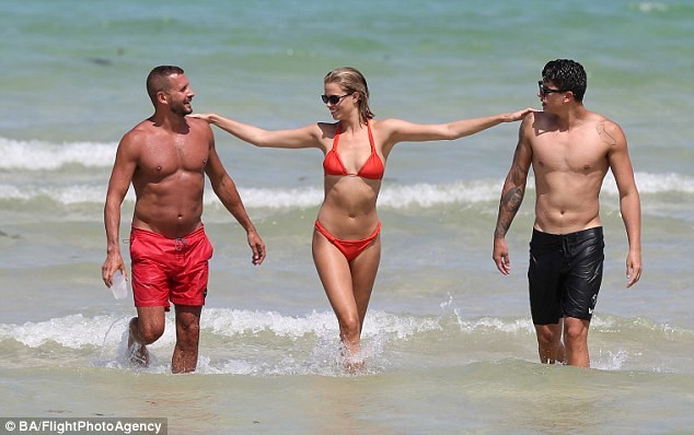 Hailey Clauson thiêu đốt ánh nhìn với bikini 'rực lửa' - ảnh 4
